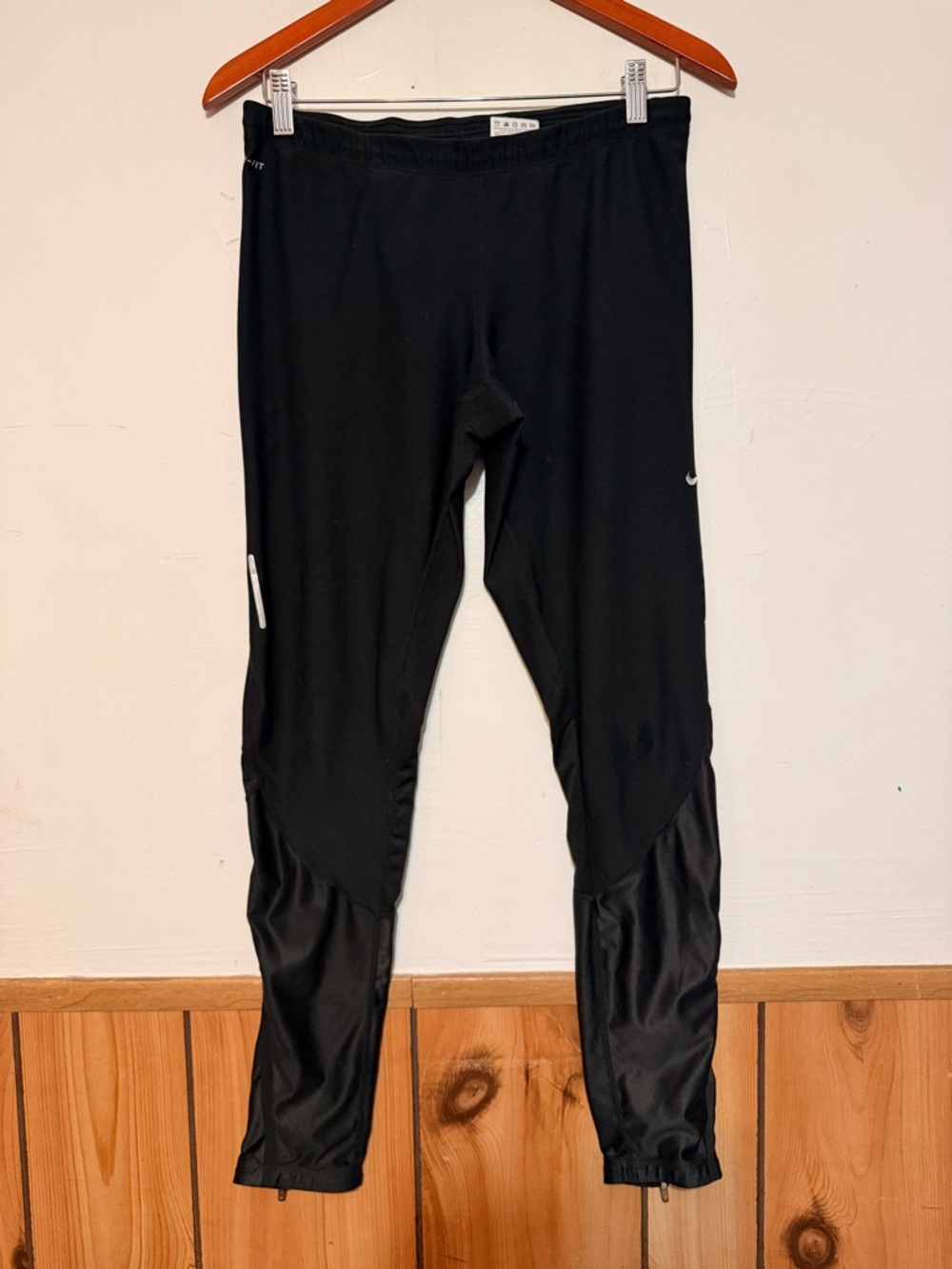 Nike Black Women's Athletic Leggings with Subtle Reflective Accents
